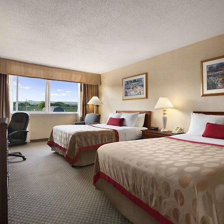 Ramada By Wyndham Cortland Hotel & Conference Center Bagian luar foto