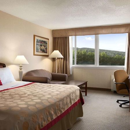 Ramada By Wyndham Cortland Hotel & Conference Center Bagian luar foto
