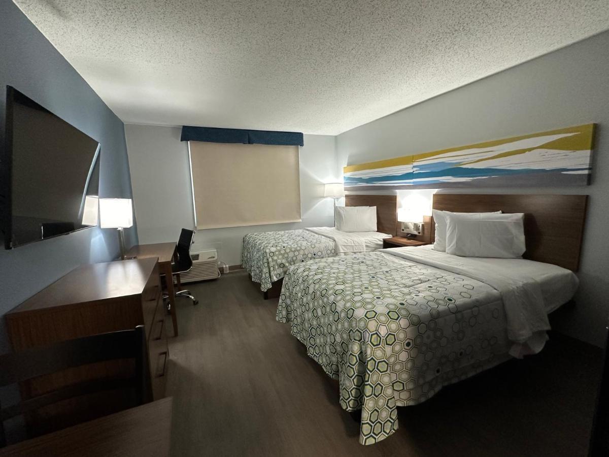 Ramada By Wyndham Cortland Hotel & Conference Center Bagian luar foto