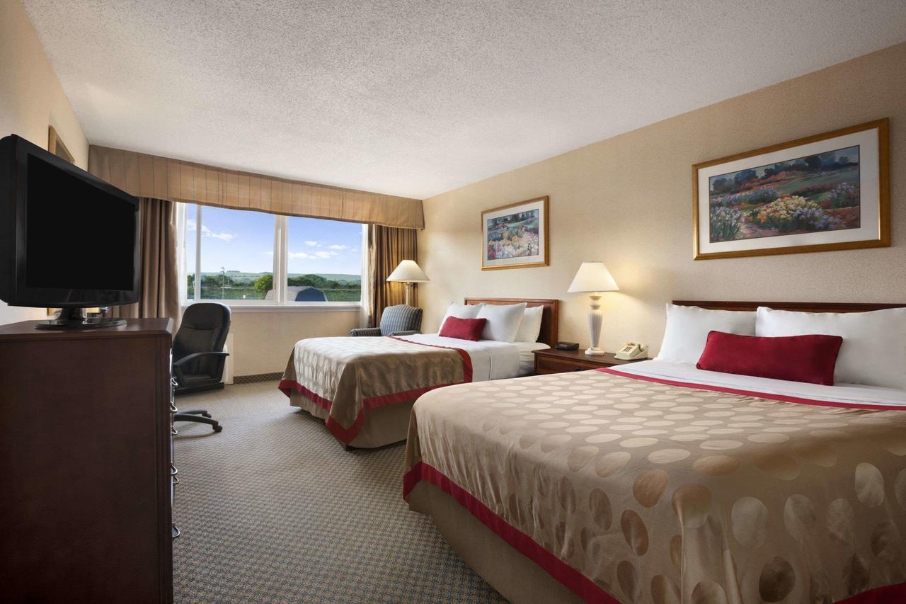 Ramada By Wyndham Cortland Hotel & Conference Center Bagian luar foto