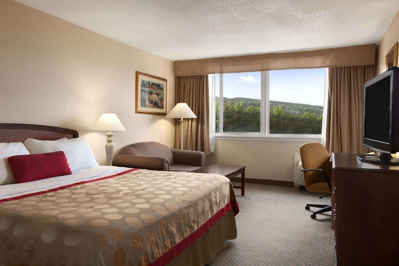 Ramada By Wyndham Cortland Hotel & Conference Center Bagian luar foto