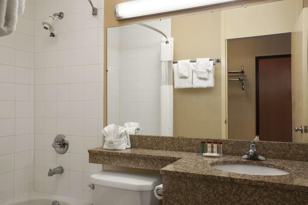 Ramada By Wyndham Cortland Hotel & Conference Center Bagian luar foto