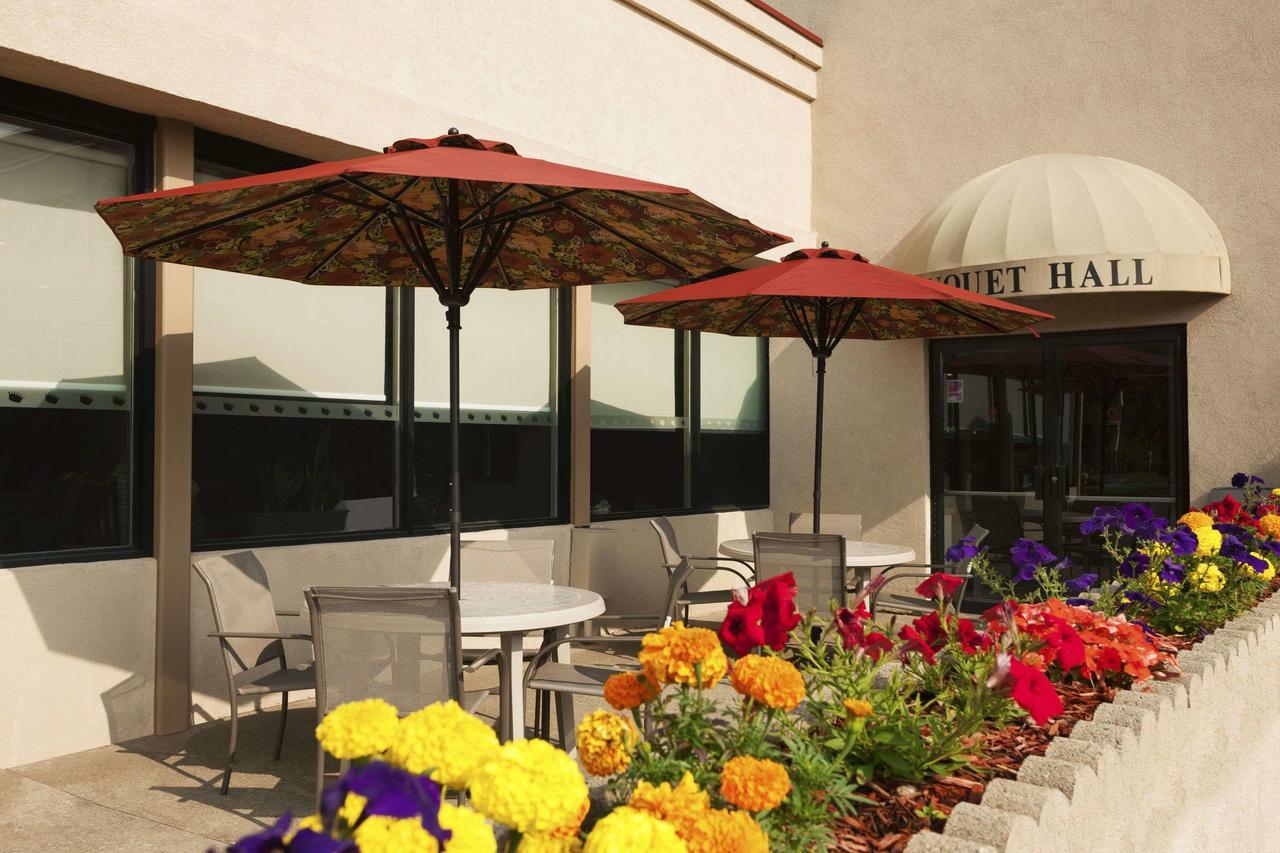 Ramada By Wyndham Cortland Hotel & Conference Center Bagian luar foto