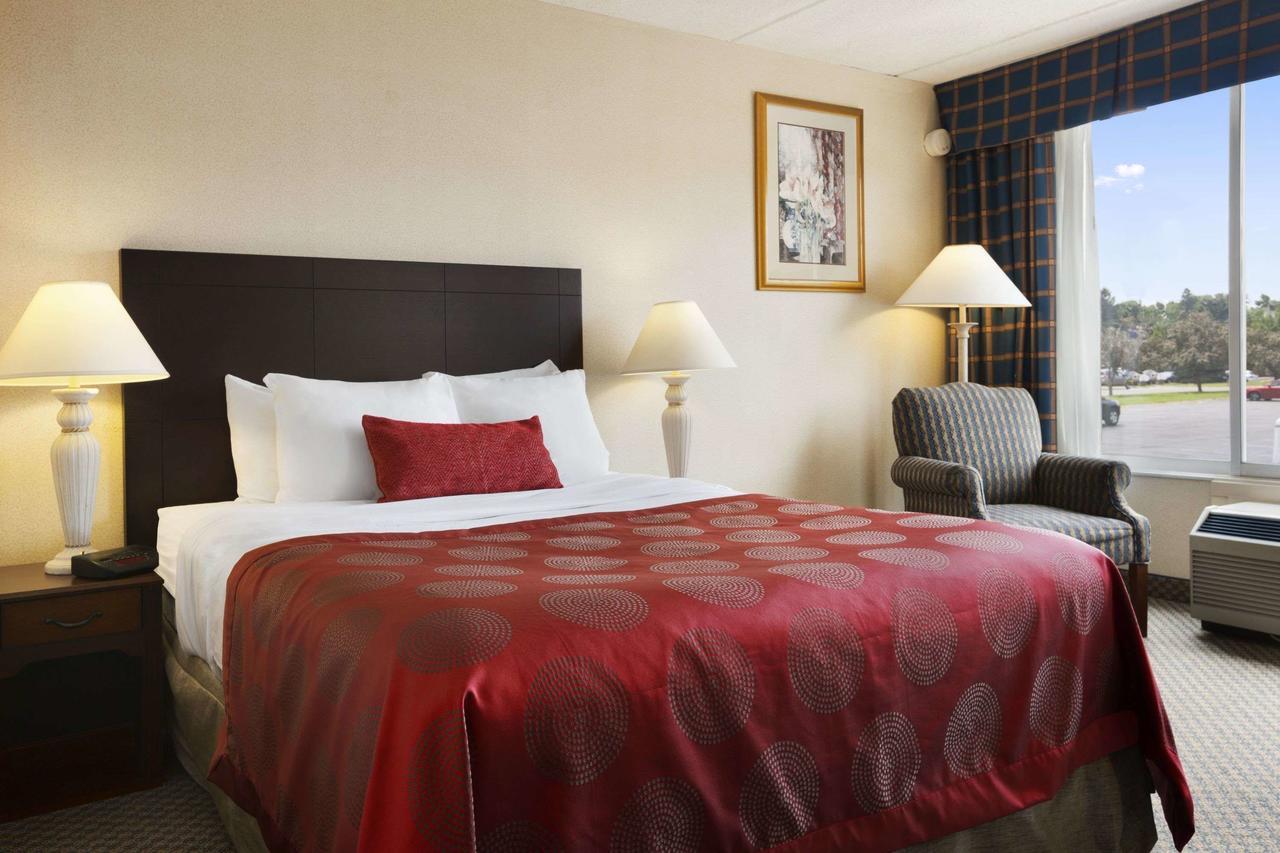 Ramada By Wyndham Cortland Hotel & Conference Center Bagian luar foto