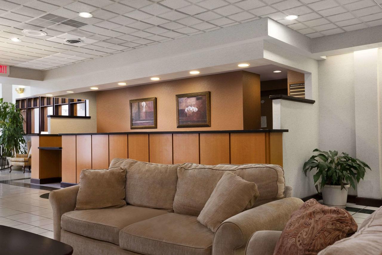 Ramada By Wyndham Cortland Hotel & Conference Center Bagian luar foto