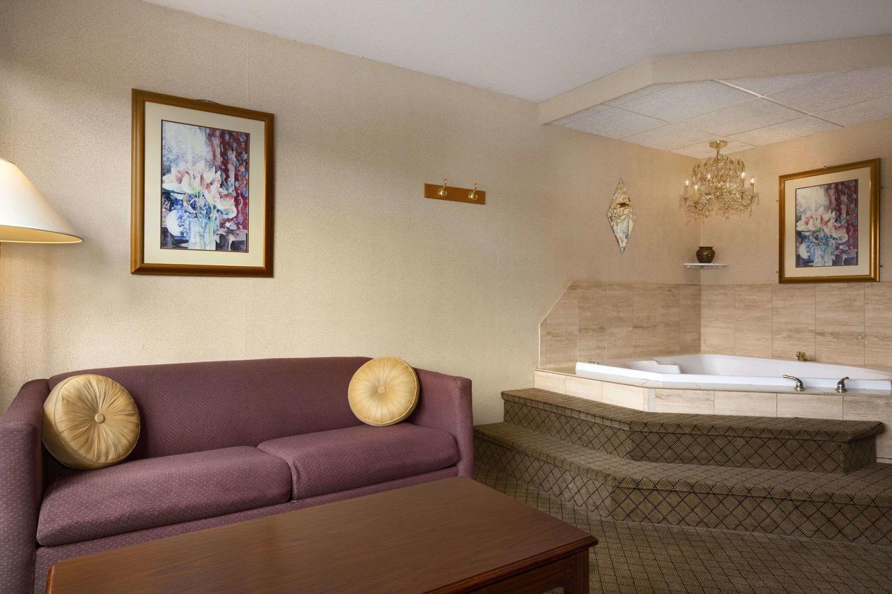 Ramada By Wyndham Cortland Hotel & Conference Center Bagian luar foto