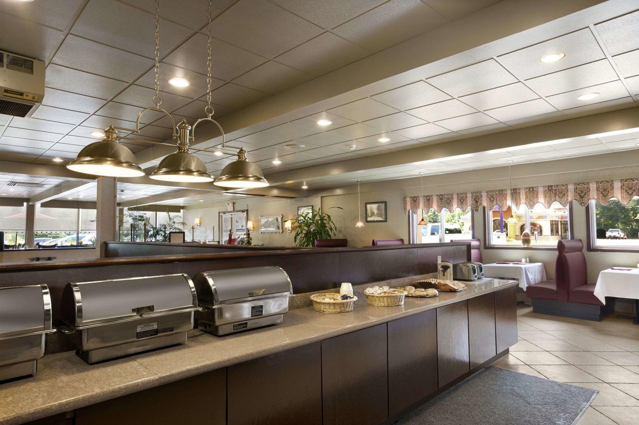 Ramada By Wyndham Cortland Hotel & Conference Center Bagian luar foto