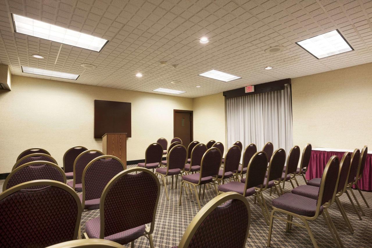 Ramada By Wyndham Cortland Hotel & Conference Center Bagian luar foto