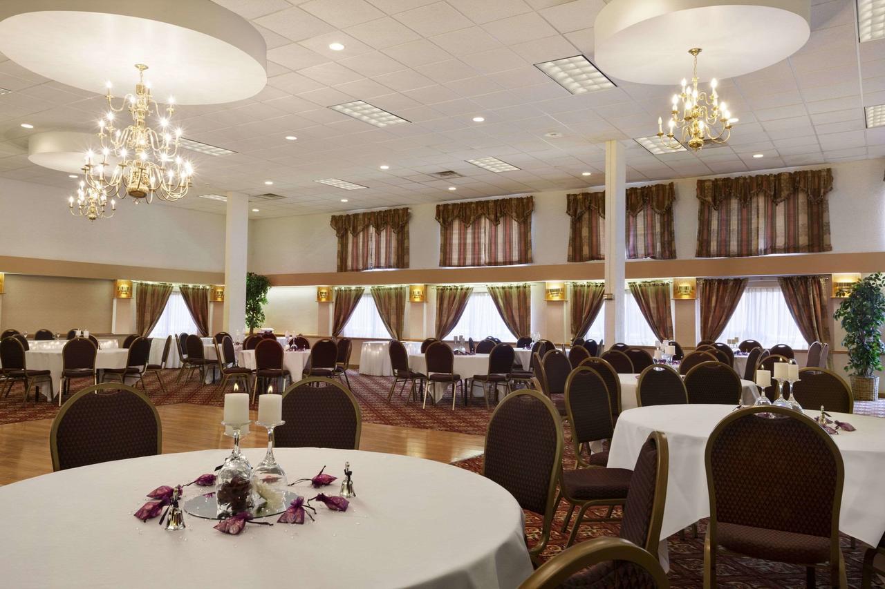 Ramada By Wyndham Cortland Hotel & Conference Center Bagian luar foto