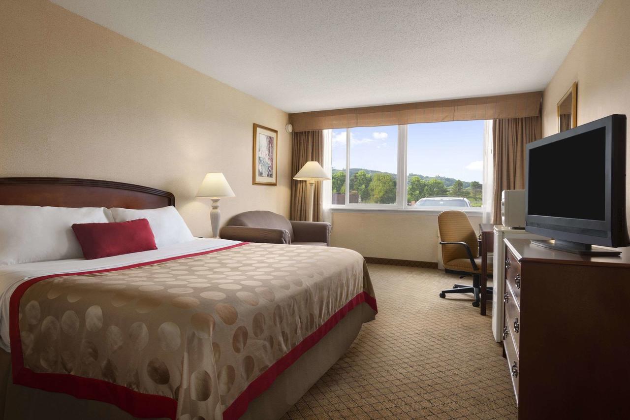 Ramada By Wyndham Cortland Hotel & Conference Center Bagian luar foto