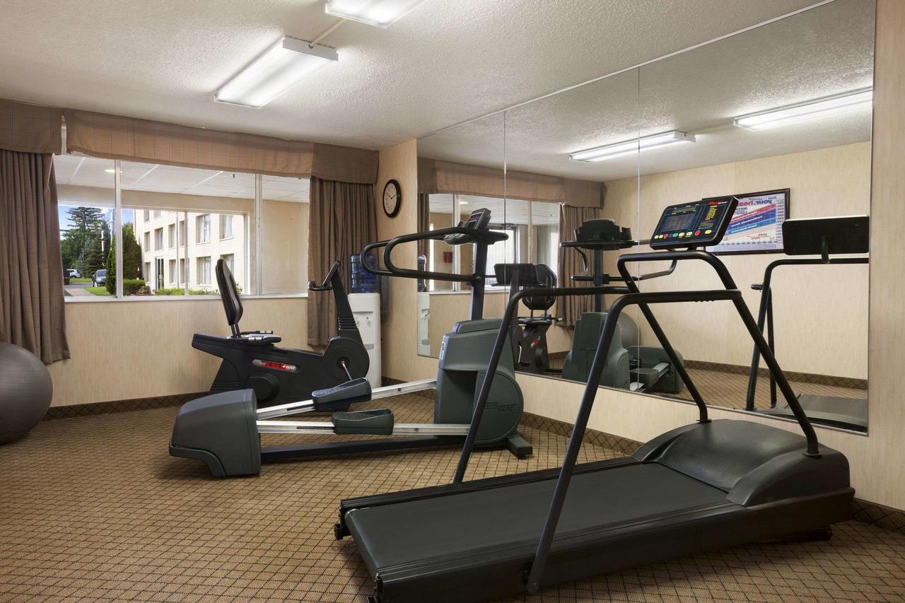 Ramada By Wyndham Cortland Hotel & Conference Center Bagian luar foto