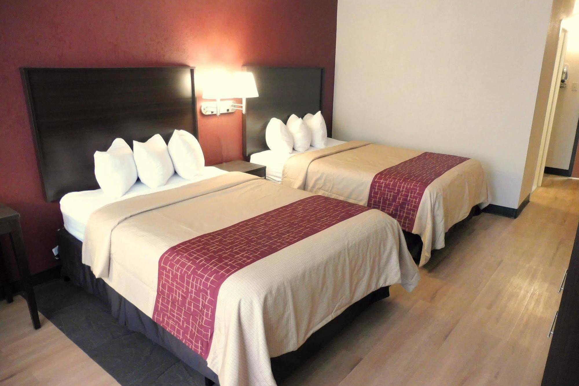 Ramada By Wyndham Cortland Hotel & Conference Center Bagian luar foto